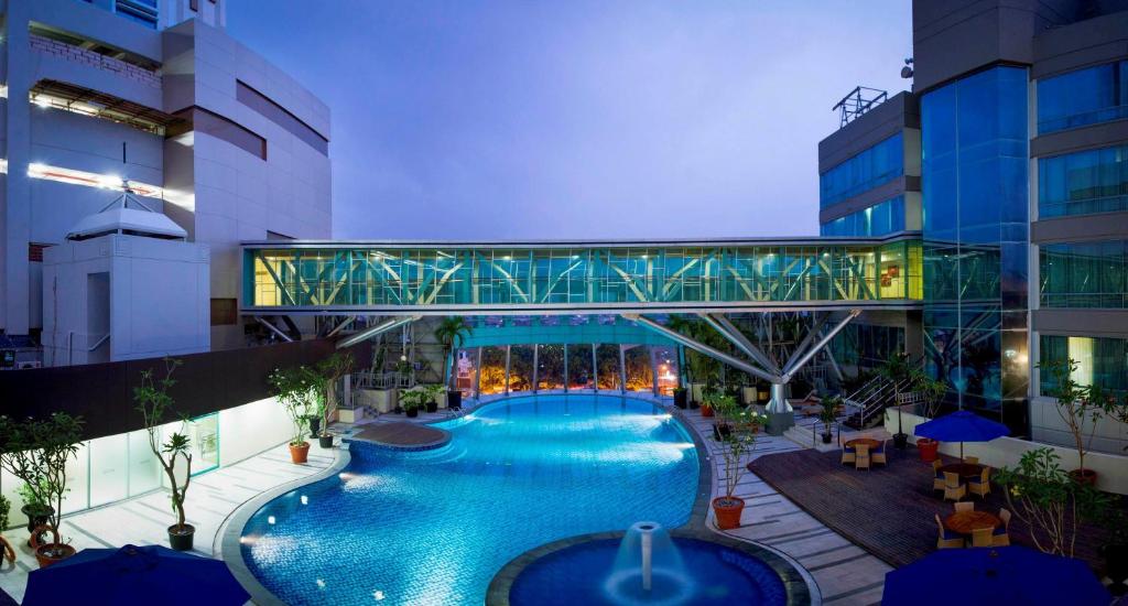 Hotel Murah di Bekasi Ini Punya Kolam Renang yang Menakjubkan! Yuk Intip