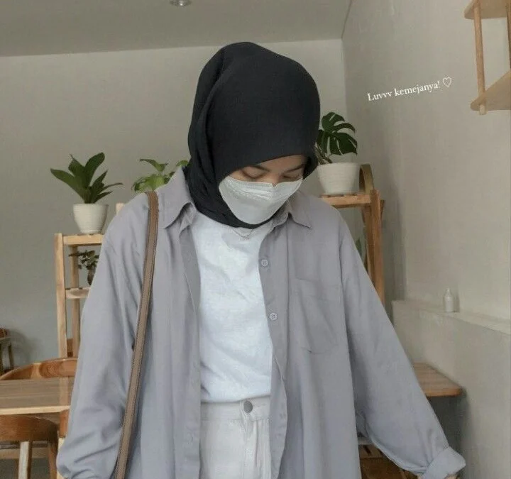 Penasaran Sama Jilbab yang Cocok dengan Baju Warna Abu? Legooo Intip Idenya!