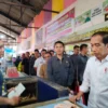 Kunjungi Pasar Cihapit Bandung, Presiden Jokowi Berikan BLT dan Cek Harga Pangan