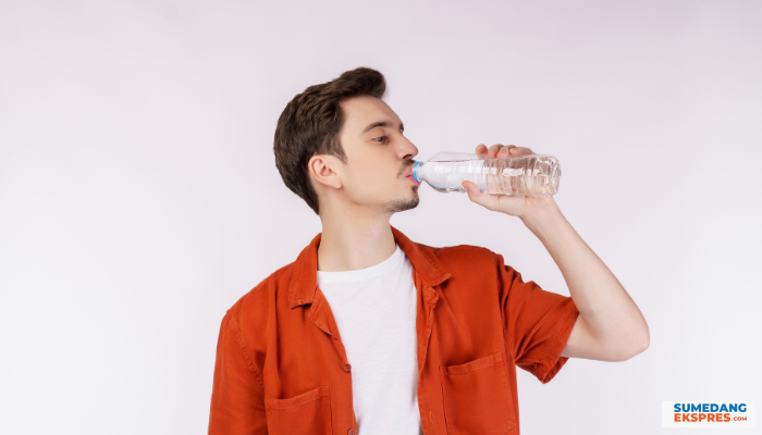 Terlalu Banyak Minum Air Putih Ternyata Memiliki Dampak Buruk Bagi Tubuh Kamu Lho, Simak Penjelasannya!
