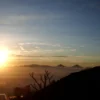 Menikmati Keindahan Sunrise di Puncak Gunung Tampomas Sumedang