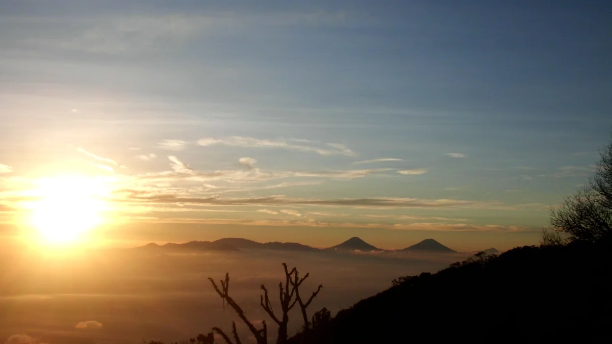Menikmati Keindahan Sunrise di Puncak Gunung Tampomas Sumedang