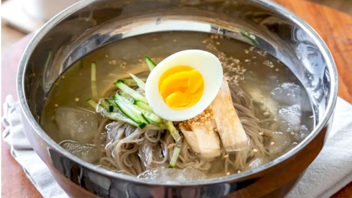 Resep dan Cara Membuat Naengmyeon Mie Korea Dengan Kuah Es Batu, Cocok Jadi Santapan Musim Panas!