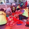 Puluhan Petugas Tampak Memotong dan Mengemas Daging Kurban di Lingkungan Masjid Nurul Amanah