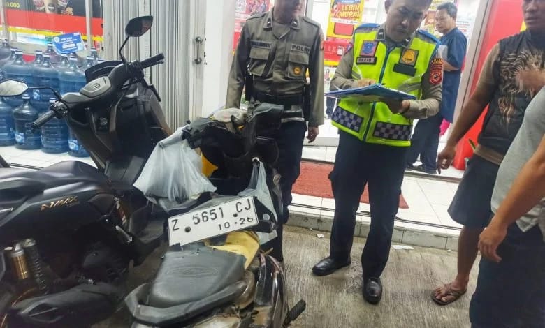 Kondisi Bangkai Motor Korban Sesaat Setelah Terjadi Penjambretan di Jalan Angkrek Sumedang