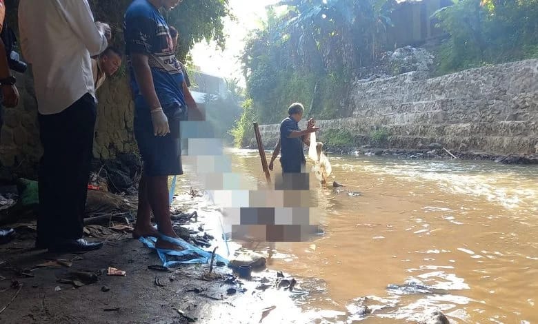 Beberapa Warga Ikut Membantu Petugas Membawa Mayat yang Ditemukan Warga di Sungai Cipeles