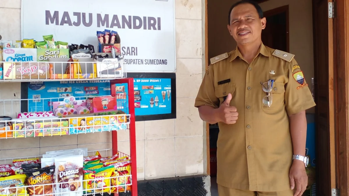PEDULI: Kepala Desa Mulyasari Kecamatan Sumedang Utara, Caim Nur Hikmat saat memberikan keterangan Perkembangan Bumdes Maju Mandiri kepada Sumeks bar- baru ini.(ISTIMEWA)