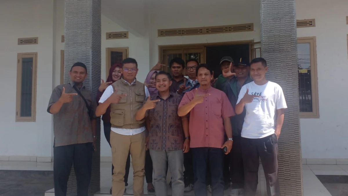 ANTUSIAS: Photo bersama Anggota DPRD Jawa barat H Ridwan Solichin SIp MSi. (tengah), bersama Kepala Desa dan Aparatur perangkat Desa Licin seusai kegiatan sosialisasi program Provinsi Jawa Barat.