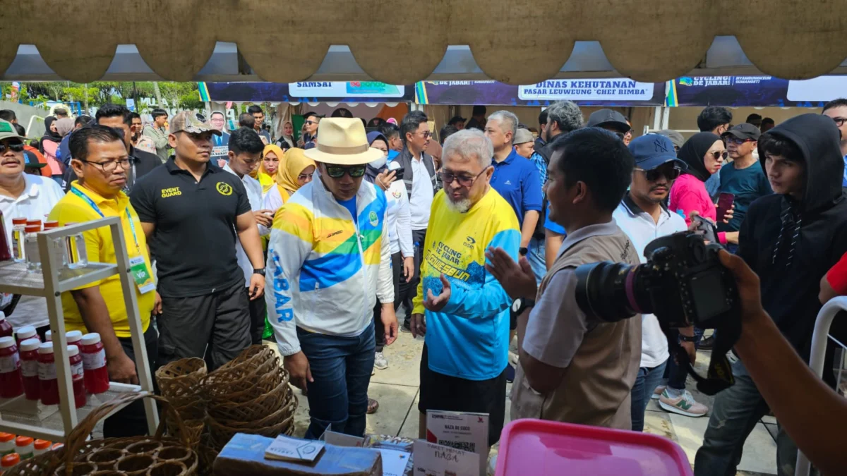 OPEN KUNGJUNGI STAND: Gubernur Jawa Barat Ridwan Kamil didampingi oleh Kepala Dinas Perkebunan Jawa Barat Jafar Ismail, saat meninjau produk Petani Milenial di acara Cycling de Jabar di Pangandaran, Minggu (9/7).