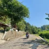 PERLAHAN: Pemotor melintasi jalan rusak menuju ke Desa Galudra dan Jatihurip.