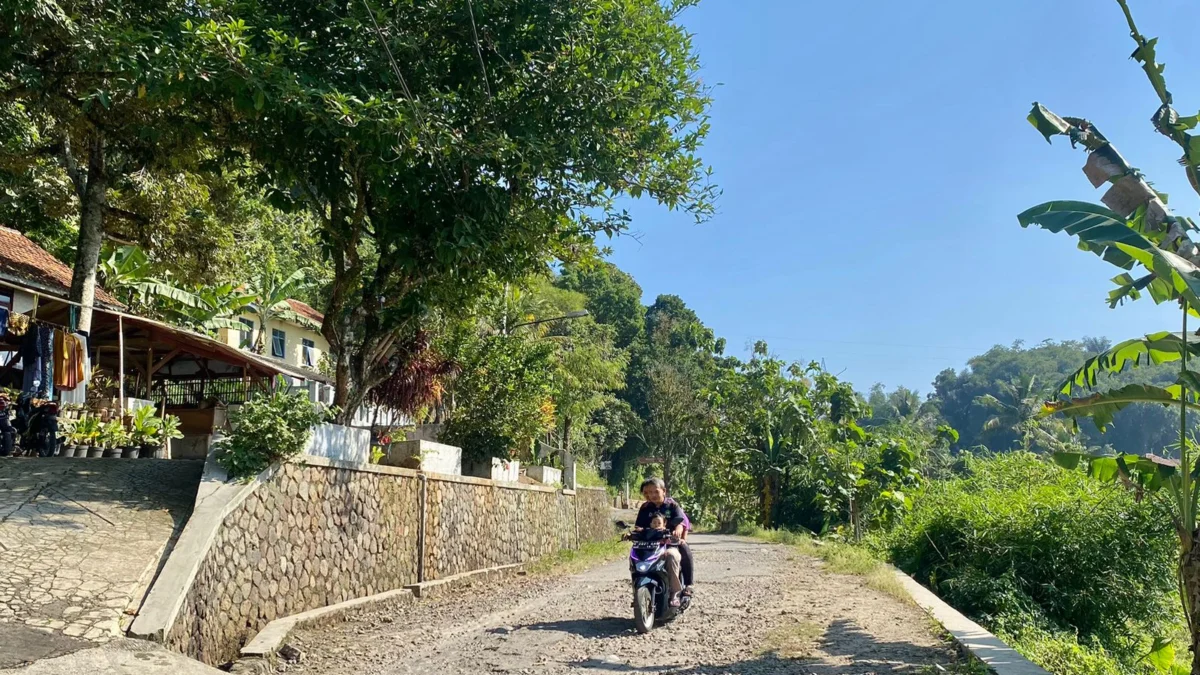 PERLAHAN: Pemotor melintasi jalan rusak menuju ke Desa Galudra dan Jatihurip.