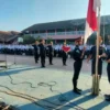 BERI SAMBUTAN: Kepala SMKN 1 Sumedang, Dra Elis Herawati MPd saat meminpin upacara bendera pada awal kegiatan PLS di SMKN 1 Sumedang beberapa waktu yang lalu.
