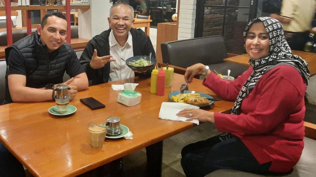 Dr Aqua Dwipayana bersama Kapolres Pekalongan Kota AKBP Albertus Recky Robertho dan Wakapolres Kompol Pariastutik di Kafe Coffee and Beyond Kota Pekalongan.
