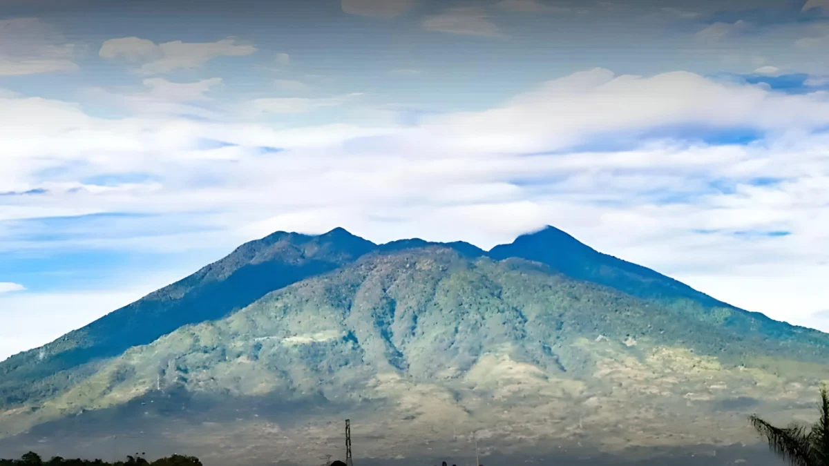 Bingung Muncak ke Mana? Ini 5 Gunung Terfavorit di Jawa Barat, Jangan Pergi Sendiri Kalo Mau ke Sini!