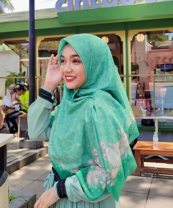 Profil Biodata Ning Umi Laila: Kecantikan Karismatik yang Mendunia di TikTok dan YouTube