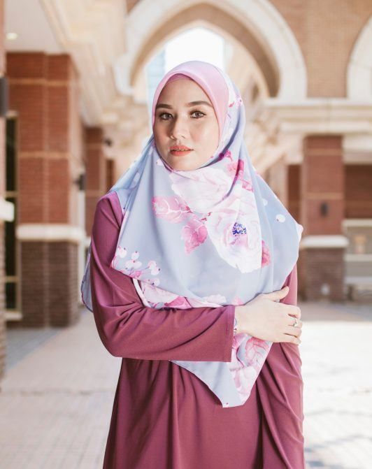 Baju Warna Fuchsia dan Pilihan Jilbab yang Tepat Bikin Trendi dan Modis