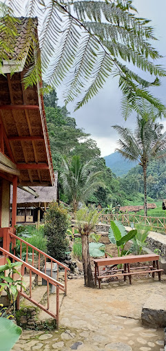 Staycation di Villa Putri River Inn