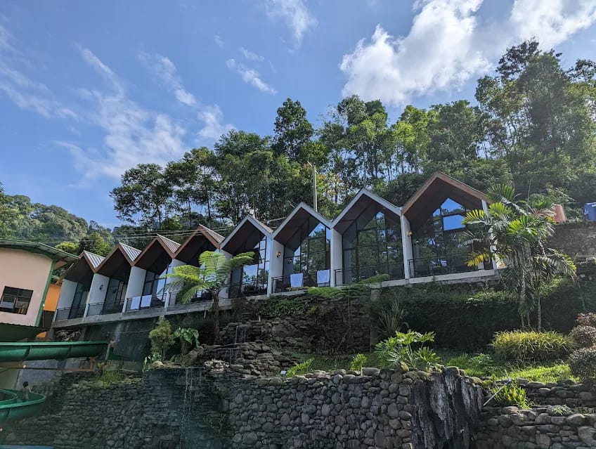 Staycation dengan Menikmati Pesona Alam dan Kesejukan Pedesaan yang Memikat di Villa Kampung Karuhun Sumedang