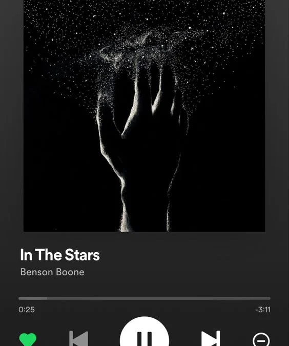 Arti Lagu In The Stars Benson Boone, Lirik: I’m Still Holding On to Everything that’s Dead and Gone