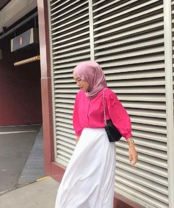 7 Warna Jilbab Tone Pink Yang Cocok Dengan Baju Warna Fuschia, Kombinasi Femenim dan Manis!