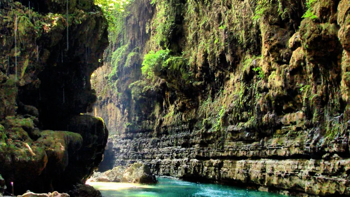 Menjelajahi Keindahan Alam di Green Canyon Pangandaran: Surga Tersembunyi di Jantung Pulau Jawa