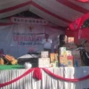RAMAI: Kepala Desa Jati Hurip, Tata saat memberikan sambutan pada acara Gerak Jalan Bersama di Desa Jatihurip, Minggu (13/8).(istimewa)