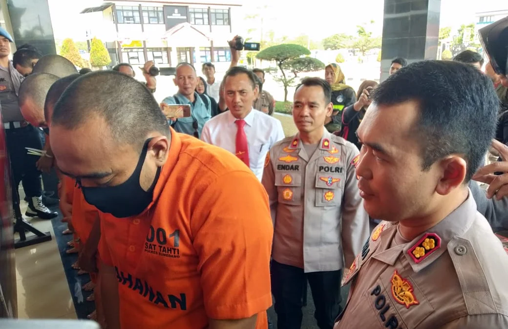 PENGEDAR: Kapolres Sumedang AKBP Indra Setiawan (kanan) bertanya sesuatu kepada salah aeorang tersangka kasus Narkoba, usai siaran pers di Mapolres Sumedang, kemarin.(nur)