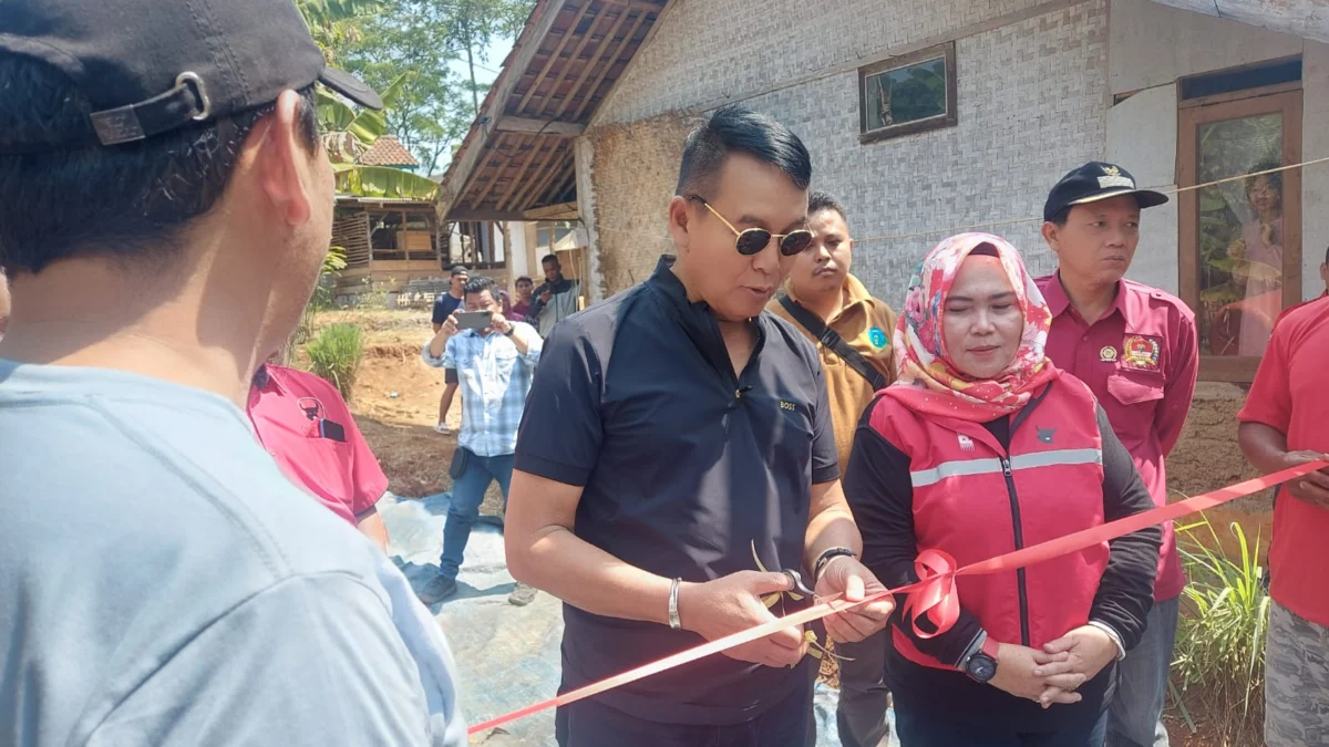 PEDULI: Anggota Komisi I DPR RI Mayjen TNI Purnawirawan TB Hasanuddin Hasanudin saat meresmikan pemberian air bersih kepada warga RW 11 Desa Sindanggalih, Kecamatan Cimanggung.(istimewa)