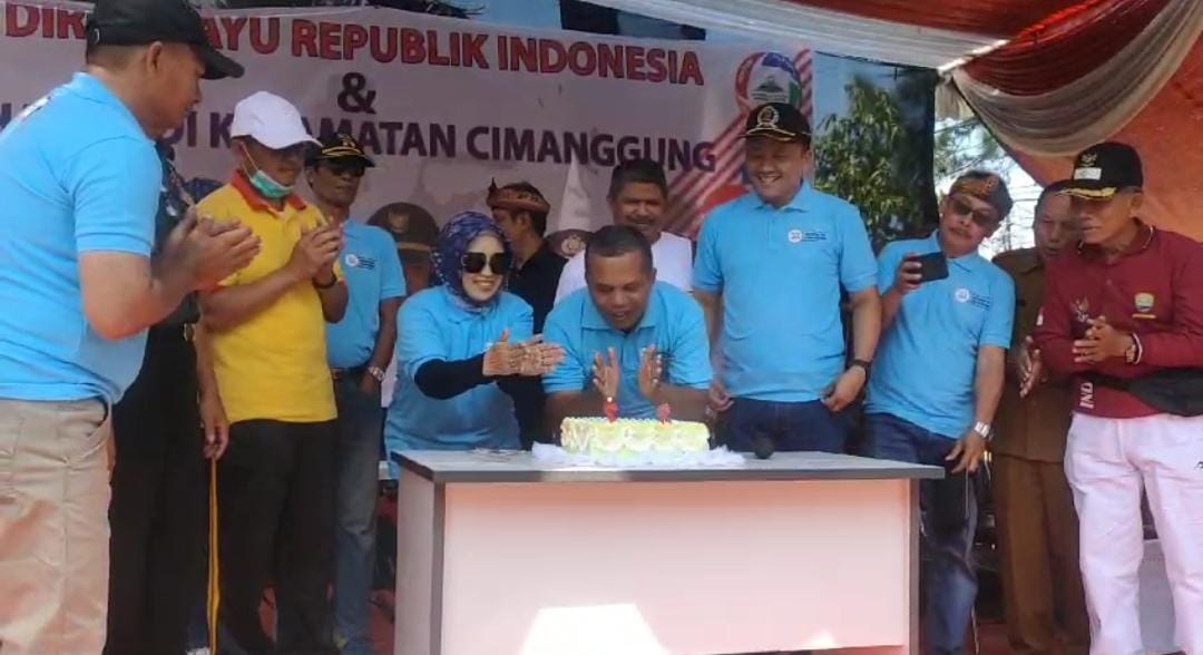 RAMAI: Camat Cimanggung, H Agus Wahyudin membuka acara milangkala Kecamatan Cimanggung ke-37 yang dihadiri oleh Tokoh Masyarakat H Kama Wijaya.(istimewa)