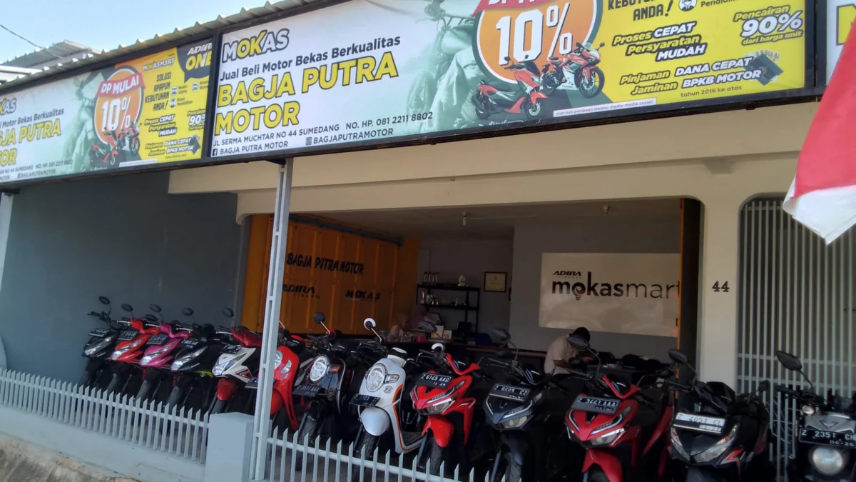 BERFARIASI: Deretan motor yang disediakan Showroom jual beli motor bekas, Bagja Putra Motor. .(foto Gilang)