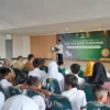 ANTUSIAS: Sejumlah pelajar antusias mendengarkan pemaparan Ketua Baznas, Ayi Subhan Haffas, dalam acara Program Sumedang Cerdas, di Gedung Islamic Center, kemarin.