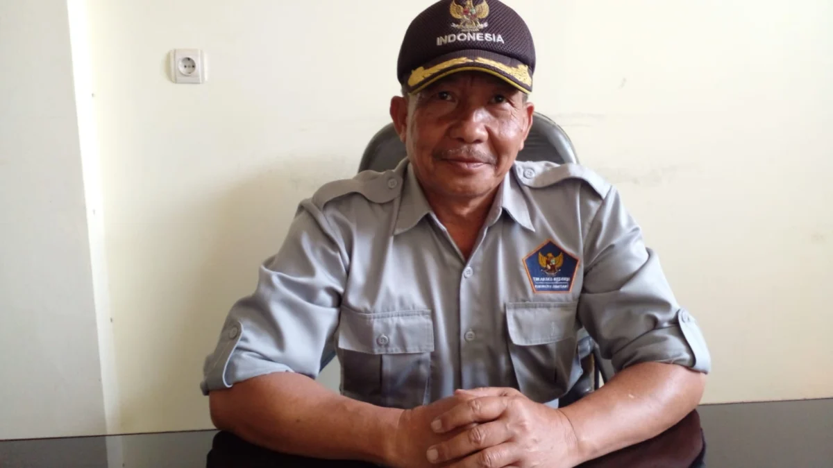 OPTIMIS: Kepala Desa Cimalaka Dadang Suryana saat ditemui Sumeks di kantornya, memaparkan kegiatan Ketahan Pangan di Desa Cimalaka.(foto Ahmad Sofa)