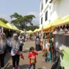 SEMRINGAH: Stand UMKM berjejer menjual beragam jenis fast food, pada Tadjimalela Festival, di Alun-alun Sumedang, baru-baru ini.(foto Gilang)