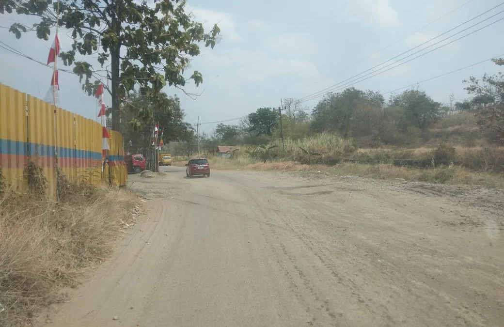 BERDEBU: Pemotor melintas di Jalan Tolengas, dengan kondisi penuh debu jalan yang menganggu pengelihatan dan pernafasan, kemarin.(istimewa)
