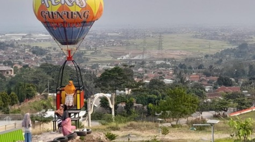 TERPUKAU: Pengunjung tengah mencoba Balon Terbang, salah satu objek wisata yang tersedia di Teras Gunung Geulis, Jatinangor Sumedang, baru-baru ini .(foto deden/magang)