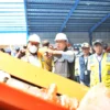 Gubernur Jawa Barat Ridwan Kamil mendampingi Menko Marves melakukan kunjungan kerja meninjau Tempat Pengelolaan Sampah Terpadu (TPST) Oxbow Cicukang, Kabupaten Bandung, Selasa (29/8/2023).