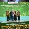 Gubernur Jabar Ridwan Kamil mendampingi Menko Marves RI Luhut Binsar Pandjaitan memimpin Rapat Koordinasi PPK DAS Citarum di Aula Barat Gedung Sate, Kota Bandung, Selasa (29/8/2023).