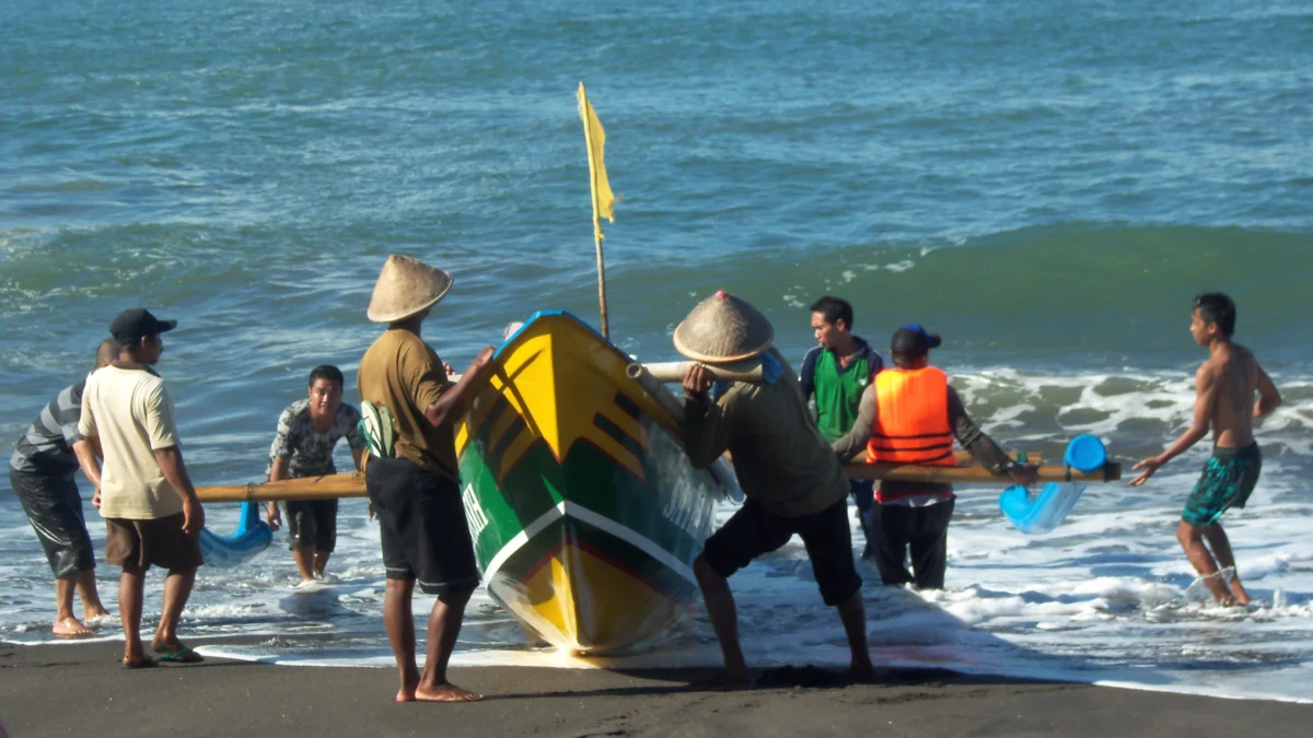 Potret Kehidupan Masyarakat: Tradisi Nelayan di Pesisir Pantai Sumedang