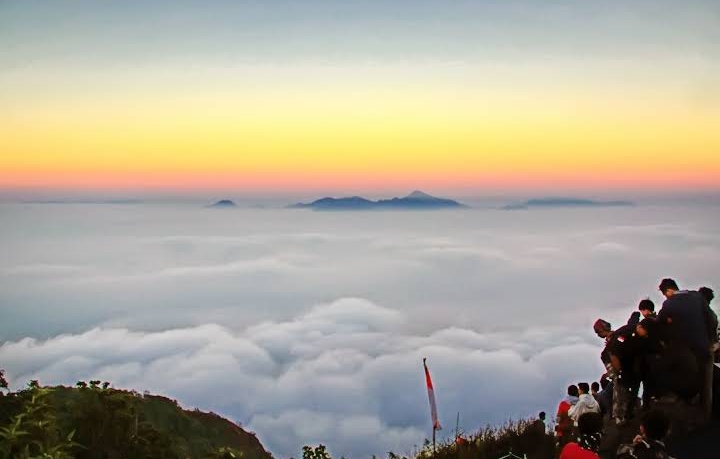 Wisata Edukasi : Muncak Gunung Tampomas Sama Ayang ih Romantis Banged 🥰😍