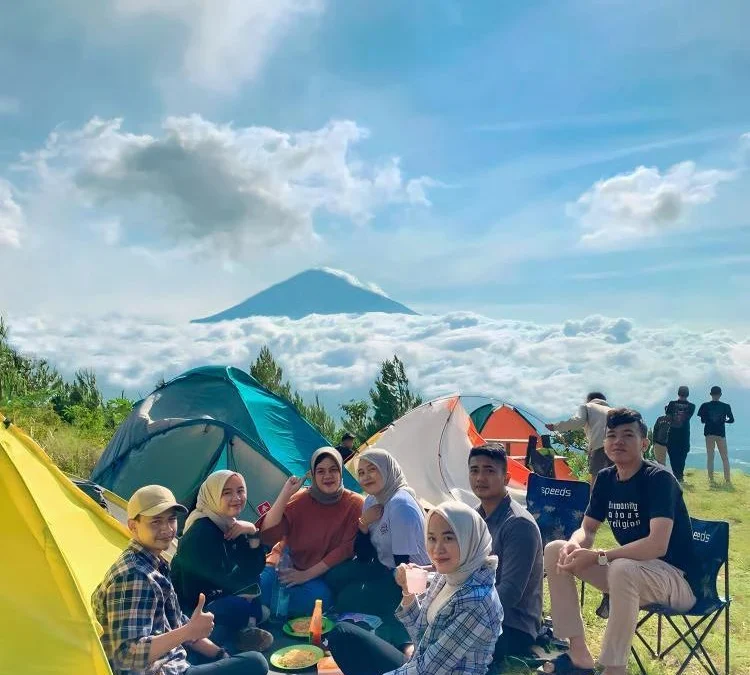 Camping Asik dan Banyak Spot Foto di 3 Bukit Terbaik di Jawa Barat Ini