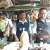 Formalin Masih Ditemukan di Pasar Tradisional Situraja Sumedang, Gubernur: Kalau Ada Makanan yang Terlalu Ngejreng, Jangan Dikonsumsi (FOTO: SUMEKS)