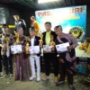 Atmi, juara satu pasanggiri pop sunda PASIR (keempat dari kanan) berfoto bersama usai penyerahan hadiah di kafe Sunda Extrim jalan Gading Tutuka Soreang, Sabtu (12/8) malam.
