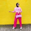 Inspirasi Warna Baju Yang Kece Anti Norak Ketika Dikombinasikan Dengan Celana Pink