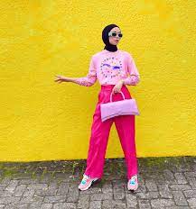Inspirasi Warna Baju Yang Kece Anti Norak Ketika Dikombinasikan Dengan Celana Pink