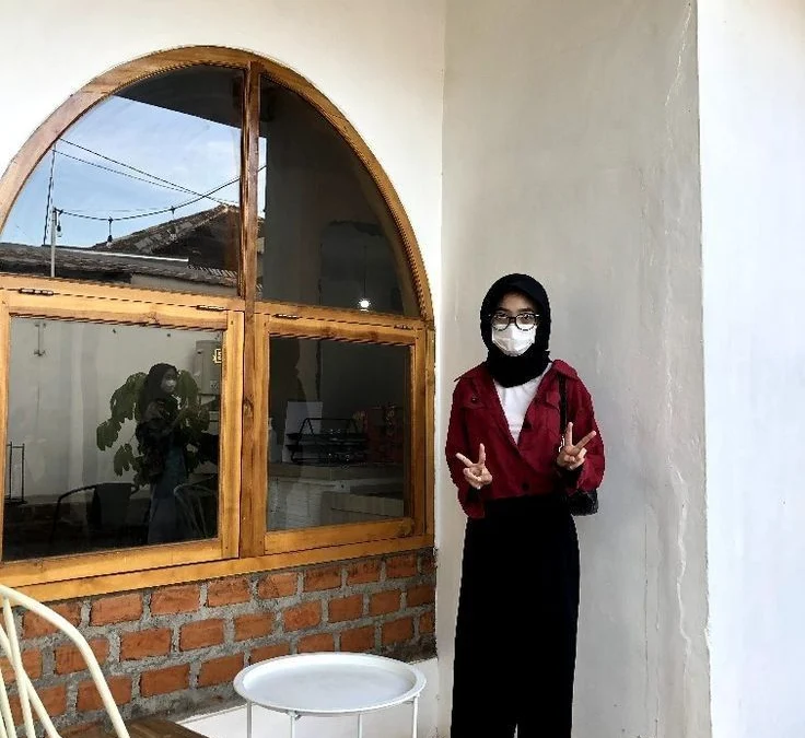 Tiga Rekomendasi Warna Hijab Yang Cocok Dengan Baju Warna Maroon