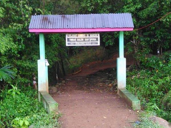 SUNYI: Kondisi Makam Eyang Kiayi Haji Ibrahim atau yang lebih dikenal Makam Bungur Desa Rancakalong, Kabupaten Sumedang, baru-baru ini.(istimewa)