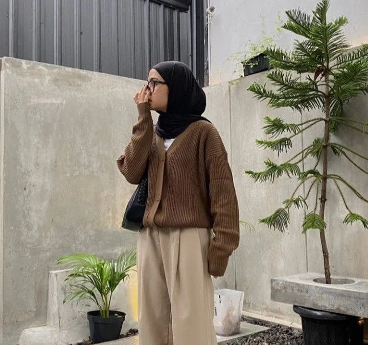 Baju Coklat Tua Cocok dengan Jilbab Warna Apa?
