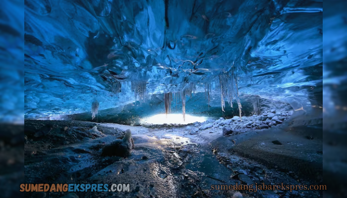 Terowongan Gua Es di Islandia Dengan Suasana Seperti Berada di Negeri Dongeng Putri Salju