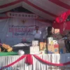 Kepala Desa Jatihurip, Tata saat memberikan sambutan pada acara Gerak Jalan Bersama di Desa Jatihurip Minggu (13/8)