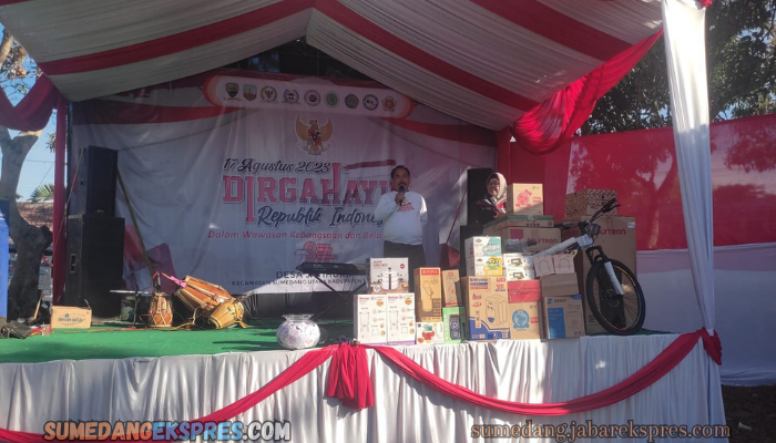 Kepala Desa Jatihurip, Tata saat memberikan sambutan pada acara Gerak Jalan Bersama di Desa Jatihurip Minggu (13/8)